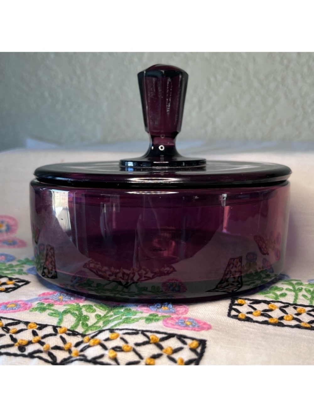 Vintage New Martinsville Queen Anne Amethyst Glass Talcum Powder Box w/Lid